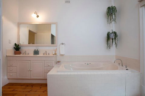 The Retreat In Basket Range - Newcastle Accommodation 3