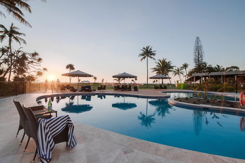 Tangalooma Island Resort Whale Watching Day Cruise With Dolphin Feeding - Newcastle Accommodation 4